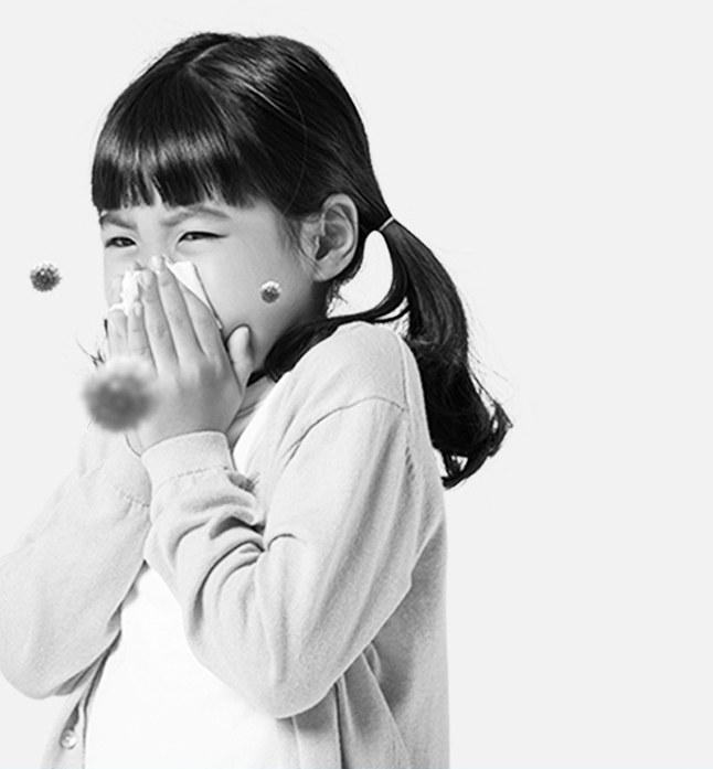 비염 증상으로 코를 닦는 아이